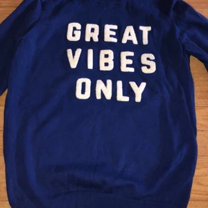 Kunglig blå sweatshirt  - Fick som present men inte riktigt min stil. Älskar dock färgen 