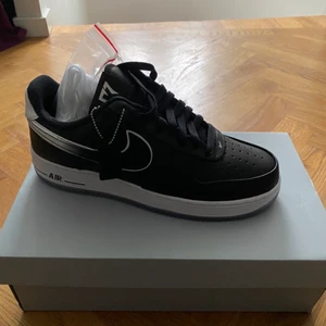 Nike Airforce 1  - Denna Airforce 1’s är en del av en Special Drop så det går inte och köpas på affärer längre. Aldrig använt förut och är helt nya i 10/10 skick. Priset går och diskutera vid snabbaffär. Storlek EU 40.5