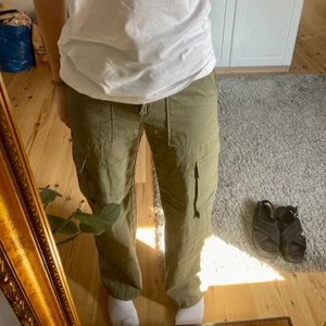Cargo byxor  - Dem är jätte fina och helt nya (prislappen kvar) orginal pris 299kr