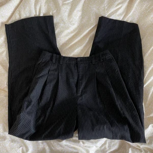 Kostymbyxor  - Randiga baggy kostymbyxor. 