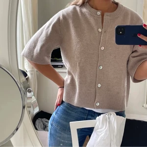 & other stories kofta - Säljer denna fina kofta från & other stories! Helt slutsåld och väldigt populär! Så fin!!❤️