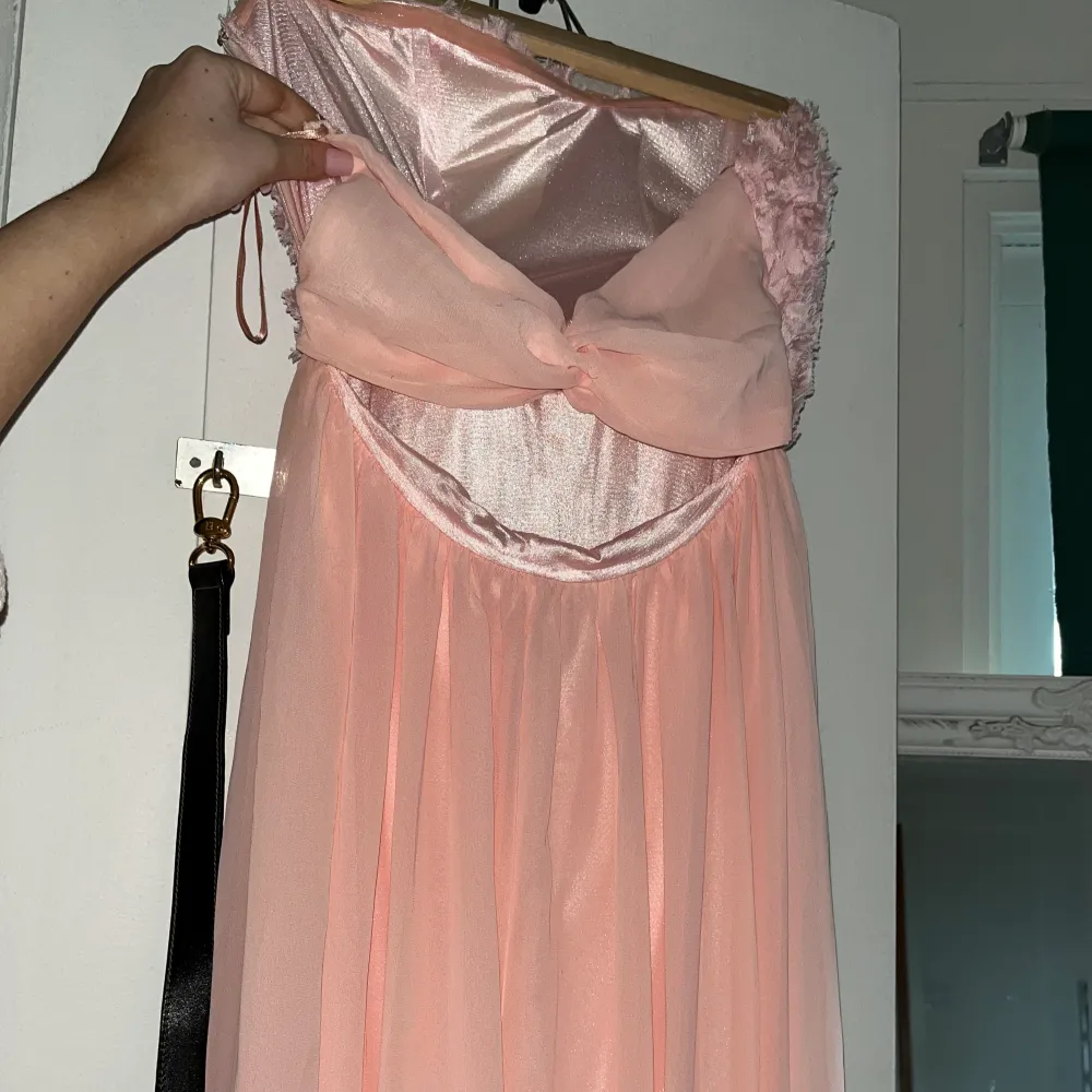 Denna balklänningen är aldrig använd , passar storlek xs/s. Frakt ingår i priset 🌸. Klänningar.