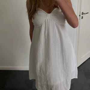 Vit klänning - Vit knälång klänning perfekt för skolavslutning eller student.  Den har smala, justerbara axelband💛