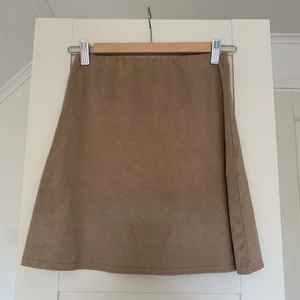 Kjol - Gullig ljusbrun kjol i mocka-aktigt tyg från Nelly, den är i fint skick💙