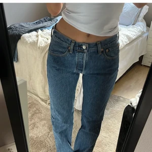Lågmidjade Levis jeans - Säljs igen! Sjukt snygga vintage lågmidjade från Levis🤍 Jag har oftast storlek S i jeans och är ca 170cm🤍 
