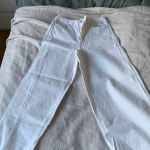 Jätte fina vita jeans från h och m. Köparen står för frakt
