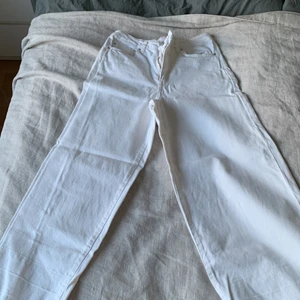 Vita byxor från h och m - Jätte fina vita jeans från h och m. Köparen står för frakt