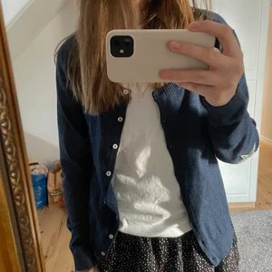 Kofta  - Säljer denna koftan med stjärnor på armbågarna! Ny pris 400kr