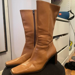 Rizzo stövletter  - Kamel bruna skin stövletter från Rizzo, ÄKTA! Är sparsamt använd, där av i väldigt fint skick! Storlek 39
