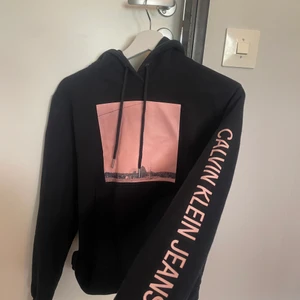 Calvin klein - Jättefin hoodie från Calvin Klein som inte kommer till användning, med tryck längs armen 