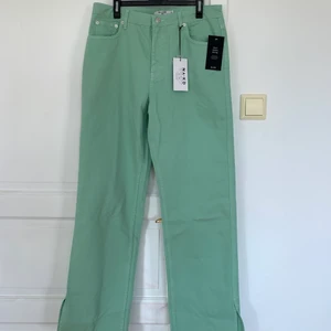 Nakd high waist straight side slit jeans - Säljer dessa fina mintfärgade jeansen från nakd i strl 40. De är relativt högmidjade och har slits nere vid fötterna. Aldrig använda.