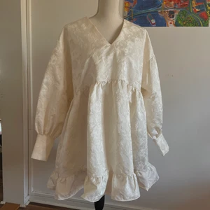 Poplin-klänning  - Obs! Jag VET att andra bilden är udda haha men har ingen bättre där jag har på mig den så bare with me. Världens finaste klänning från Sister Jane iaf, använd bara en gång då det helt enkelt inte varit tillfälle att använda den flera gånger annars hade jag behållt den. Strl S true to size. Ord. pris 1076kr på Asos, sista bilden är därifrån. Bara att skriva vid frågor!