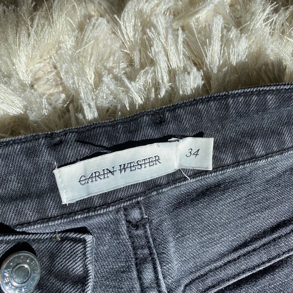 Säljer dessa svinsnygga svarta jeansen från Carin Wester i storlek 34. Passar mig som har 36 men sitter lite tajt i midjan isf💕 i superbra skick! I navelhöjd och når ner över fotlederna💕 köparen står för frakt, kan även mötas upp i Sthlm💕 lägsta bud 250kr. Jeans & Byxor.