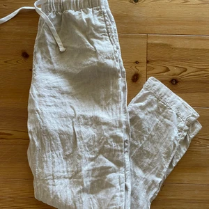 Linnebyxor - Linnebyxor ifrån HM i storlek S. Säljes då de tyvärr inte kommer till användning. Mycket fint skick och byxorna är i klassisk beige linnefärg. Säljes för 300kr. Köparen står för frakten