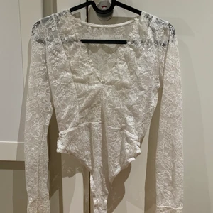 Spets topp strl S - Vit spets bodysuit från NA-KD i storlek S. Bra skick och använd fåtal gånger. 