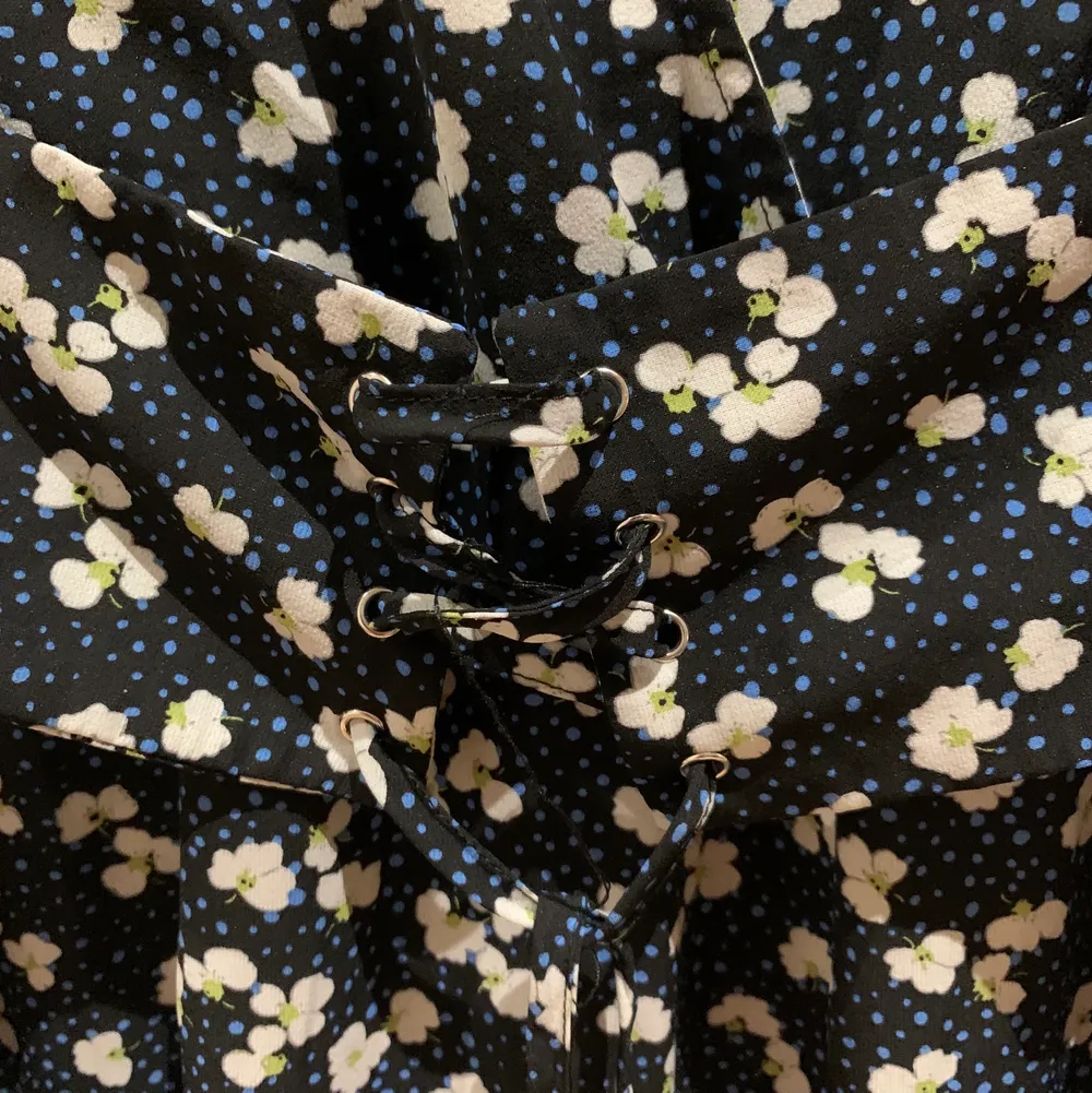 Blå/svart klänning med blommor från prettylittlething med korsett i midjan i storlek 36. Fint skick, aldrig använd 🌟. Klänningar.
