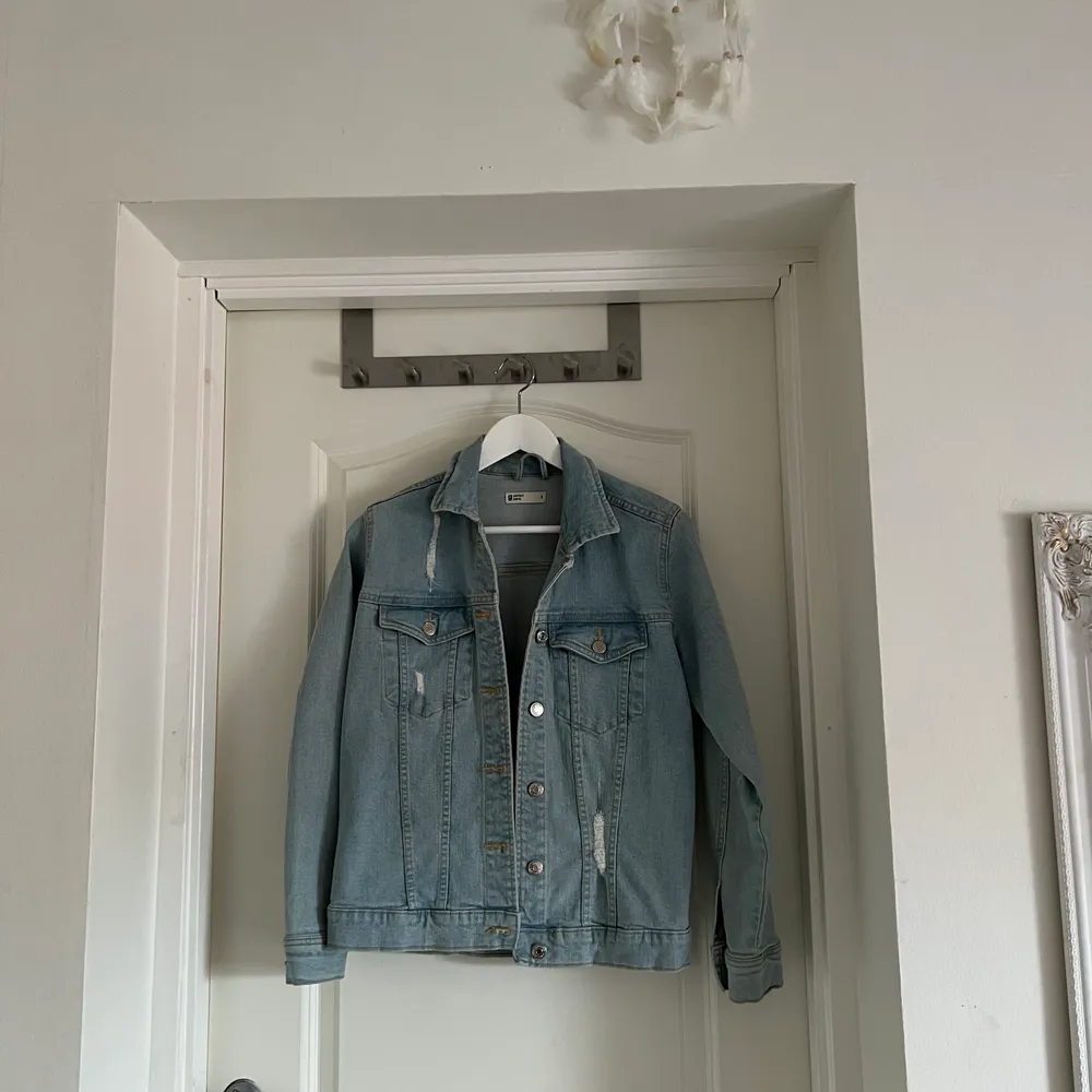 Säljer nu min jätte fina jeans jacka från Gina tricot. Jag valde storlek S och ville ha den en storlek större (är XS). Den är perfekt till våren. . Jackor.