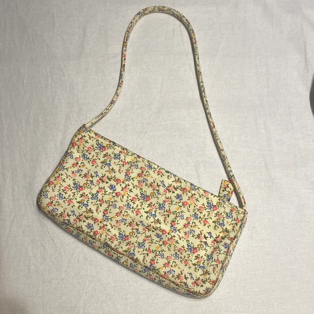 Säljer en väldigt liten men gullig väska med blommor på. Väskor.