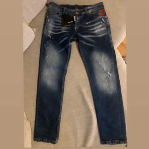 Nya och oanvända Dsquared2 jeans 