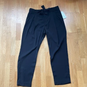 ALDRIG ANVÄNDA SVARTA LINDEX KOSTYMBYXOR - Svinsnygga kostymbyxor som funnits i garderoben länge men aldrig riktigt passat eller överhuvudtaget använts! 