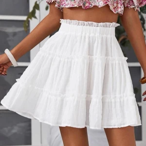 Vit kjol  - Jättesöt kjol från shein i storlek XS. Nypris: 119kr, säljer för 50 + frakt 💗