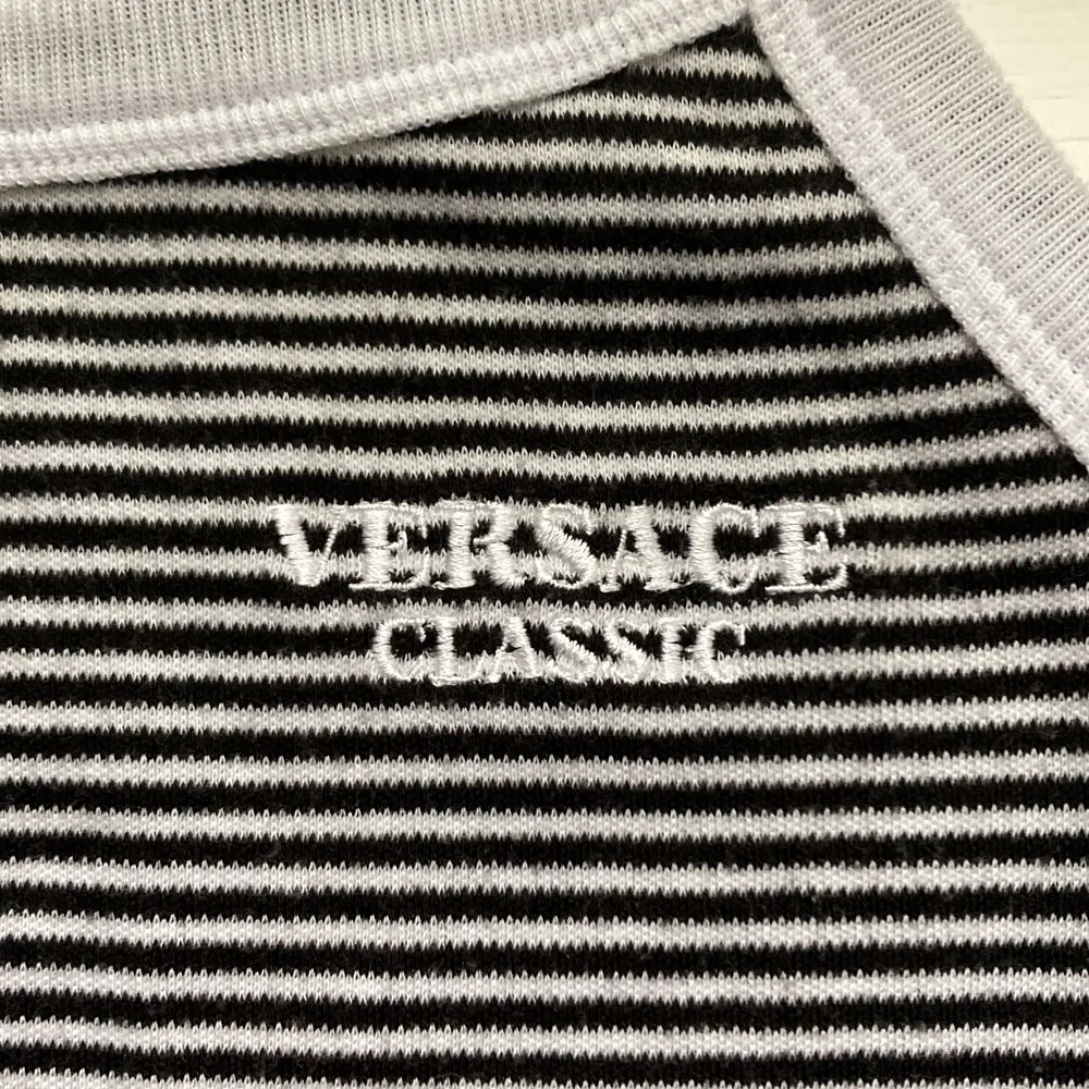 Randigt vintage versace classic linne i storlek L. Säljer pga storleken är för stor. Frakt tillkommer<3. Toppar.