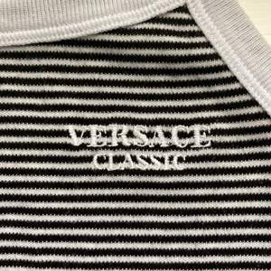 Randigt vintage versace classic linne i storlek L. Säljer pga storleken är för stor. Frakt tillkommer<3