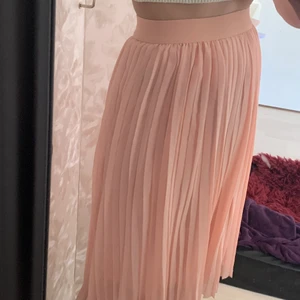 Plisserad kjol  - Jättesöt plisserad kjol från nakd🖤 är i storlek xs men jag skulle säga att den passar s också.