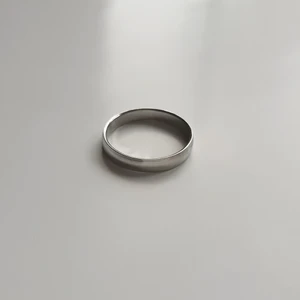 Silvrig Ring - Säljer denna ring då den tyvärr är för liten på mig. Jag rengör och spritar alla smycken innan de paketeras, de pakas även med bubbelplast. Det är pris + frakt.