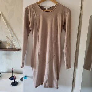 Klänning S - Beige klänning från Nelly använd fåtal gånger.