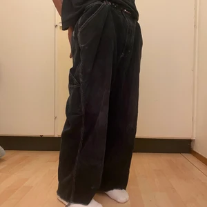 Svarta corduroys size: 36/32 - Svarta corduroys i storlek 36/32 lite uppklippta men är i ganska bra skick 