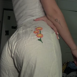 linnebyxor  - linnebyxor där de är broderade på två ställen, köpta på secondhand och broderad där de varit hål tidigare. bak och vänster ben.   insydda i midjan så sitter som S men kan sprättas upp och bli M