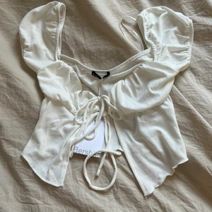 Bershka topp - Snygg topp från bershka aldrig använd i strl S. Andra bilden är tagen från @alvablomdahl. 