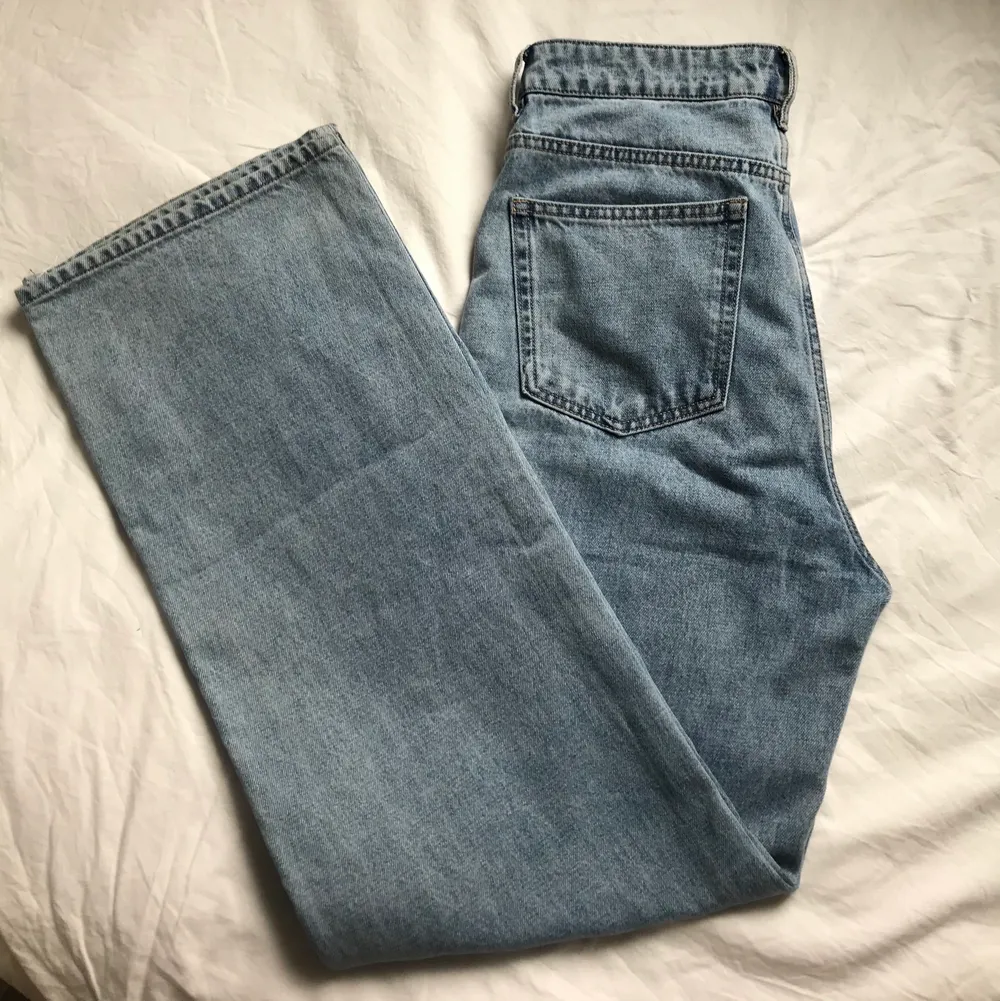 Säljer mina superfina jeans från HM, använd fåtal gånger☺️. Storlek 40, meddela mig vid intresse av fler bilder! . Jeans & Byxor.