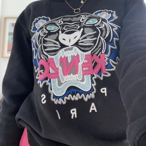 Kenzo tröja - En äkta kenzo tröja men gammal modell så svår att hitta. Står att dene S men passar som xs mer. Köpte den för 1200 för 1 år sedan. Inga skador alls. Köp direkt 400+frakt 
