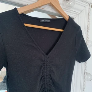 topp från Zara - En superfin topp från Zara! Säljer då den inte kommer till användning:( Den är i storlek L men passar mig som vanligtvis är en S. 