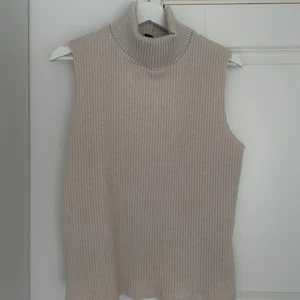 Polo topp utan ärm - Polo top i beige från Zara, aldrig kommit till användning