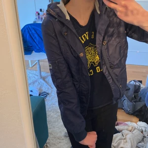 Bomberjacka  - En jättesnygg mörkblå trendig bomberjacka 💕 nyskick 😊 den är ifrån Whyred 💪🏼 den är kvar!!