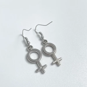 Kvinnotecken örhängen stora - Örhängen med kvinnotecken charms🤍 nickelfria!