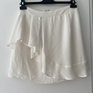 Vit kjol Lovie S - Vit somrig kjol från märket Lovie, storlek S / 36.