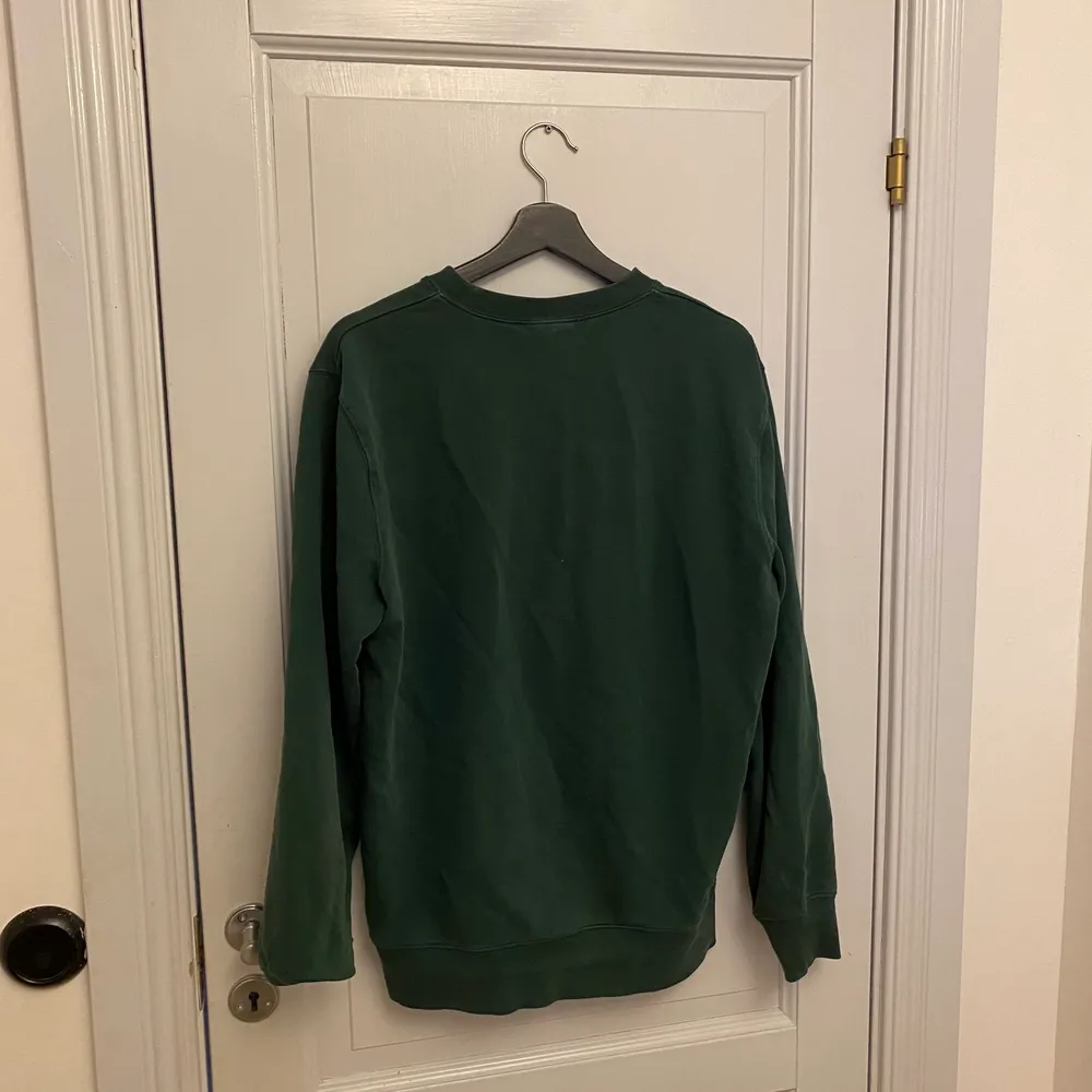 Mörkgrön carhartt tröja riktigt bra skick använda Max 10 gånger säljer pga att den inte används storlek M. Köpte den i vintras. Skriv om ni har frågor. Kolla gärna in mina andra annonser.. Tröjor & Koftor.