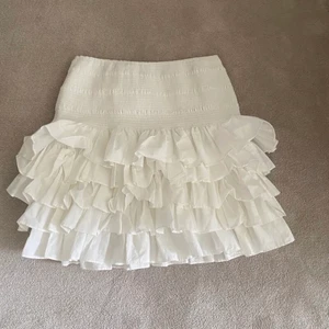 Volang kjol - En verkligen super söt kjol från hm som jag köpte här på plick och älskar den men var tyvärr för stor😫💕säljer i första hand men kan också tänka mig att byta mot en i storlek XS/S💖🙌🏼