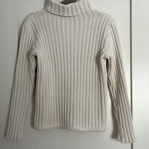 stickad tröja - vit stickad tröja med krage, står ej storlek men skulle säga att det är en S-M