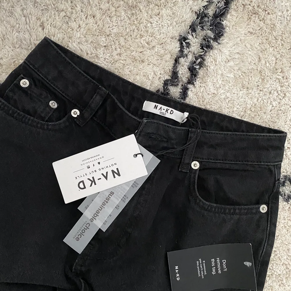 Ursnygga jeans från nakd helt oanvända, köpt för 399kr säljs för 150kr🖤. Jeans & Byxor.
