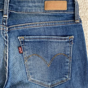 Levi’s jeans  - Jättefina Levi’s jeans. Nyskick. Säljer på grund av att de är för små för mig. Längden är däremot perfekt och jag är 170 cm. 