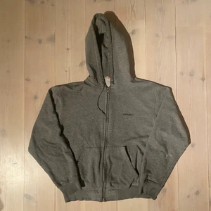 Vintage carhartt hoodie - Storlek M men sitter boxy kan passa en L också skicket är bra förutom lite små flaws o en fläck på armen så 6/10.