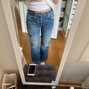 Cargo pants - Cargo jeans ifrån Zara!! Storlek: 36, sitter superfint och använda 2 ggr💋 250kr plus frakt!!