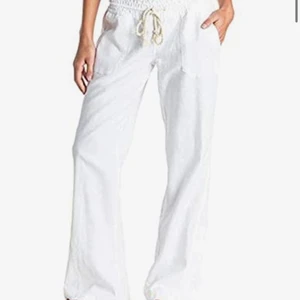 Snygga linnebyxor  - Säljer dessa pågrund av fel storlek. Kom privat för fler bilder och frågor🥰 Buda från 300kr i kommentarerna