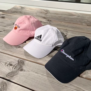 Kepsar - 60 kr/styck eller båda för 100. Använda 2-3 gånger, lite smink kvar på insidan men går att tvätta bort. Obs! Champion kepsen är såld.