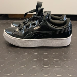 Superfina puma skor! - Superfina puma skor i storlek 37💗 endast Använda 3 gånger så är i fint skick. Köpta för 899kr säljer för 300 plus frakt. 